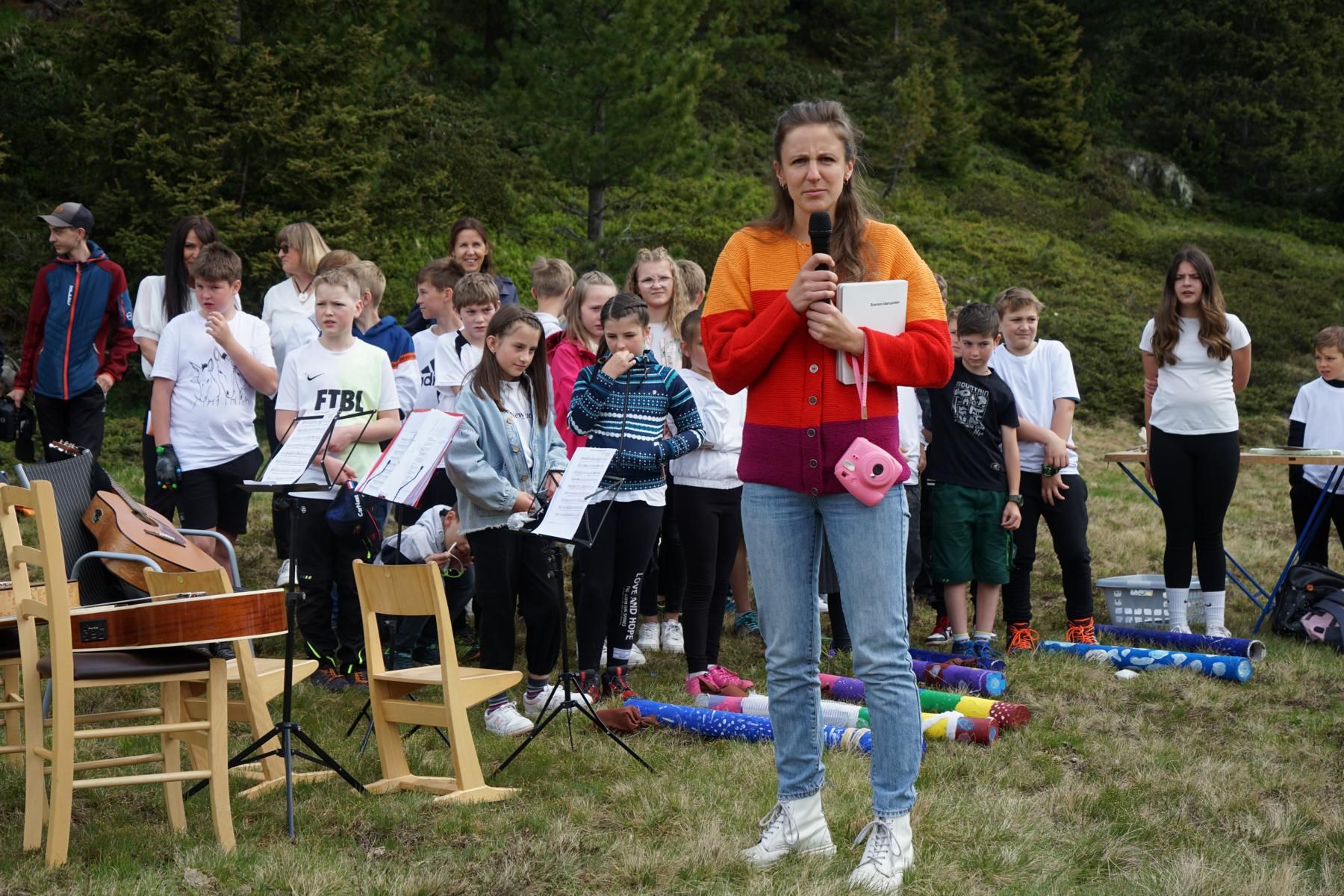 &Uuml;ber 200 Festg&auml;ste waren gekommen und lauschten den musikalischen und literarischen Beitr&auml;gen der Sch&uuml;lerinnen und Sch&uuml;ler aus S&uuml;d- und Osttirol, die lebendig &uuml;ber den grenz&uuml;berschreitenden Projektablauf berichteten. Foto: Schulcluster Defereggental
