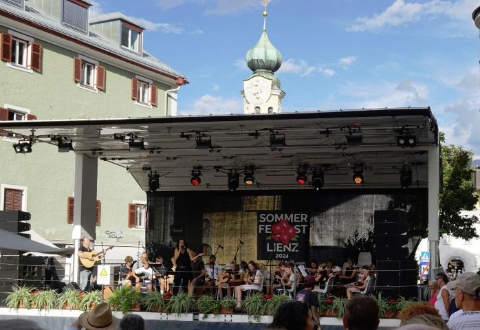 Den musikalischen Auftakt am Hauptplatz machten Gaba, Friends und Sch&uuml;ler, Foto: Pircher