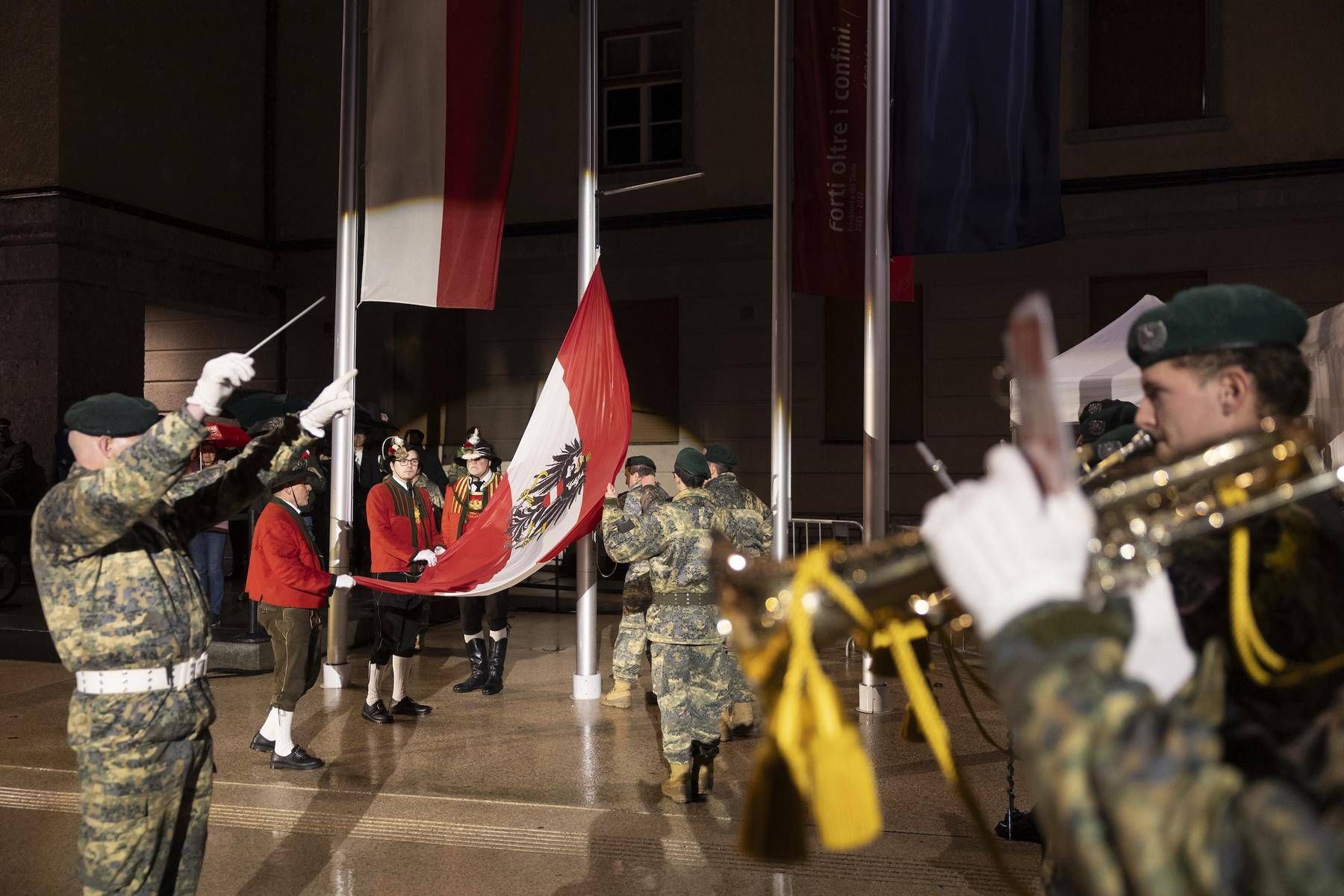 Im Rahmen der Zapfenstreiches fand auch eine Flaggenparade statt.