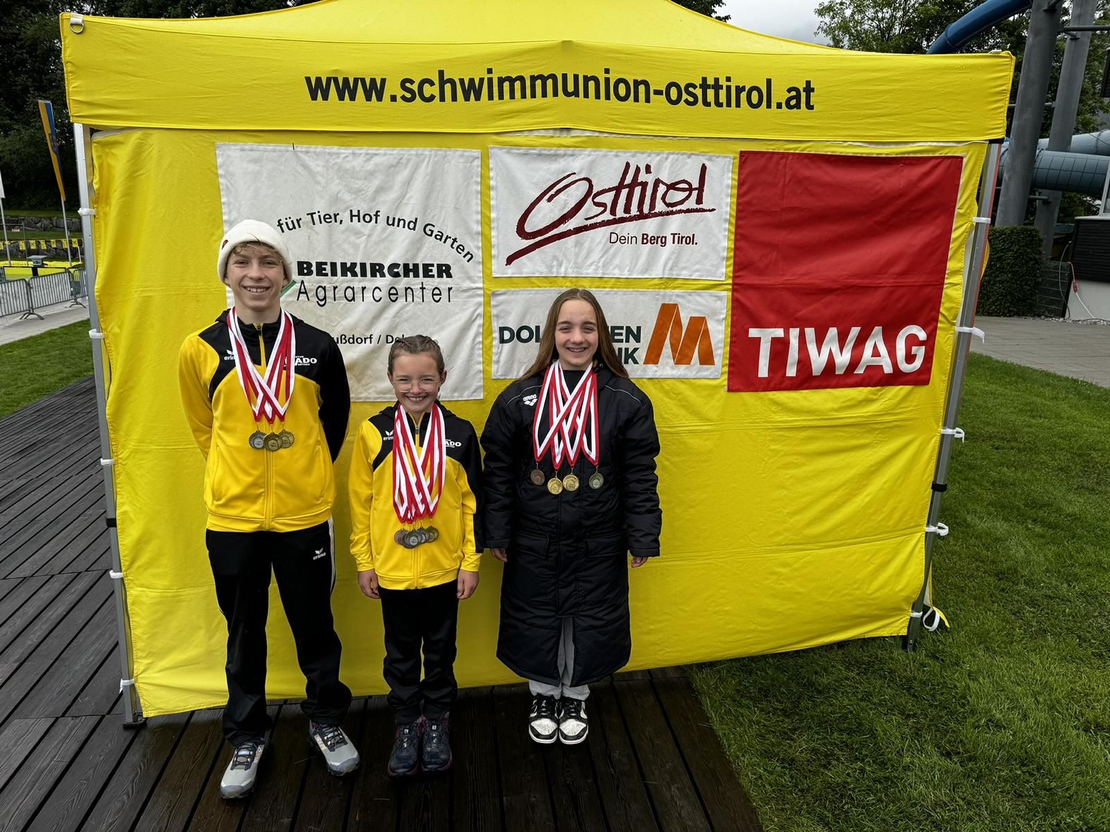 Julius Luneschnig, Julia Salcher und Anna Nemmert. Die Wettk&auml;mpfe haben bei k&uuml;hlen Temperaturen im Freibad stattgefunden. Foto: SU Osttirol