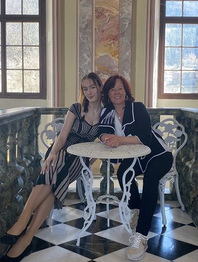 Leonie Auer mit Gesanglehrerin Sieglinde Steinacher.